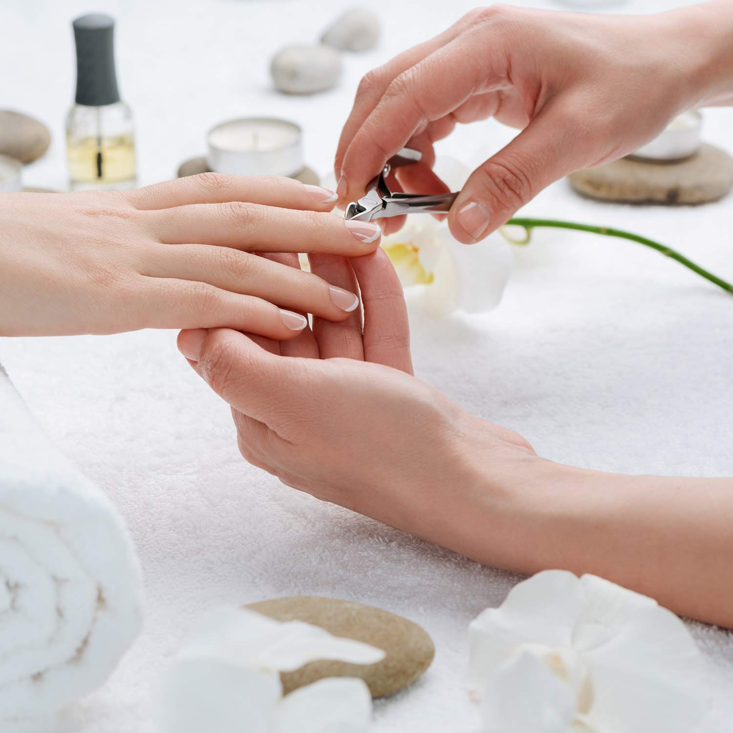 Maniküre mit Medivita Nagelhautzange Edelstahl zur präzisen Nagelhautpflege auf einem Spa-Tisch.