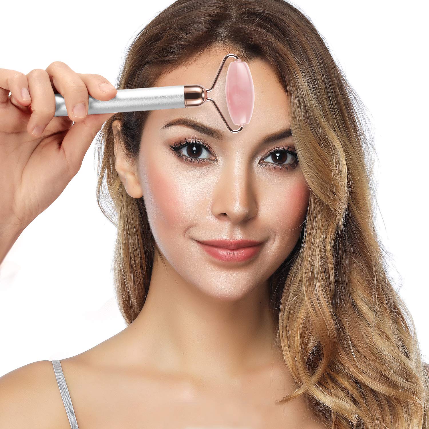 Frau benutzt Medivita 3-in-1 Gesichtsroller Set für eine erfrischende Gesichtsmassage.