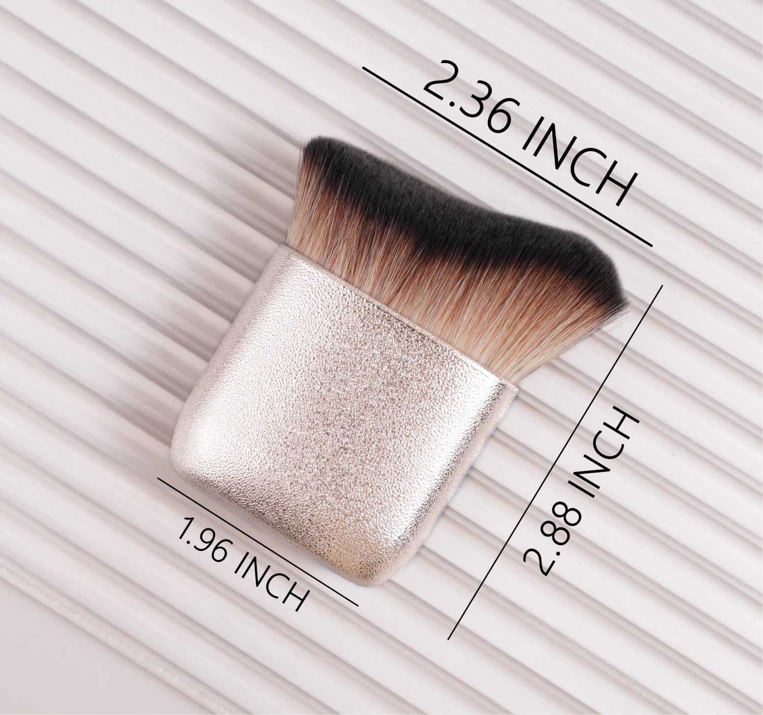 Medivita Make-up Pinsel with soft bristles, compact size, perfect for foundation and bronzer application.