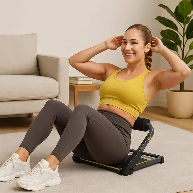 Frau trainiert mit Medivita KraftFlex Bar auf einer Fitnessmaschine im Wohnzimmer.