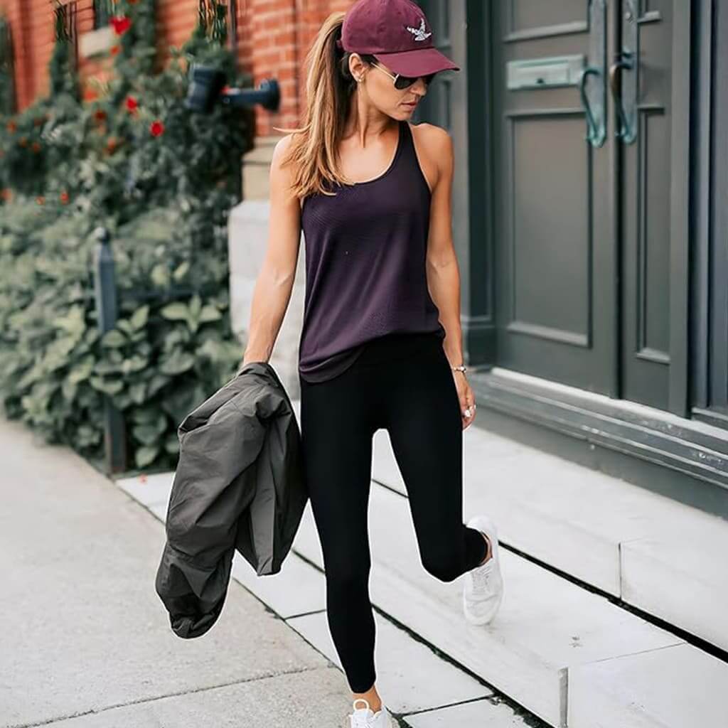 Frau in Medivita FormTight Leggings mit hohem Bund und Taschen, sportlich und stilvoll unterwegs.