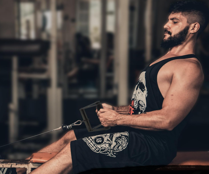 Mann beim Training mit Medivita Rudergriff Pro am Kabelzug im Fitnessstudio
