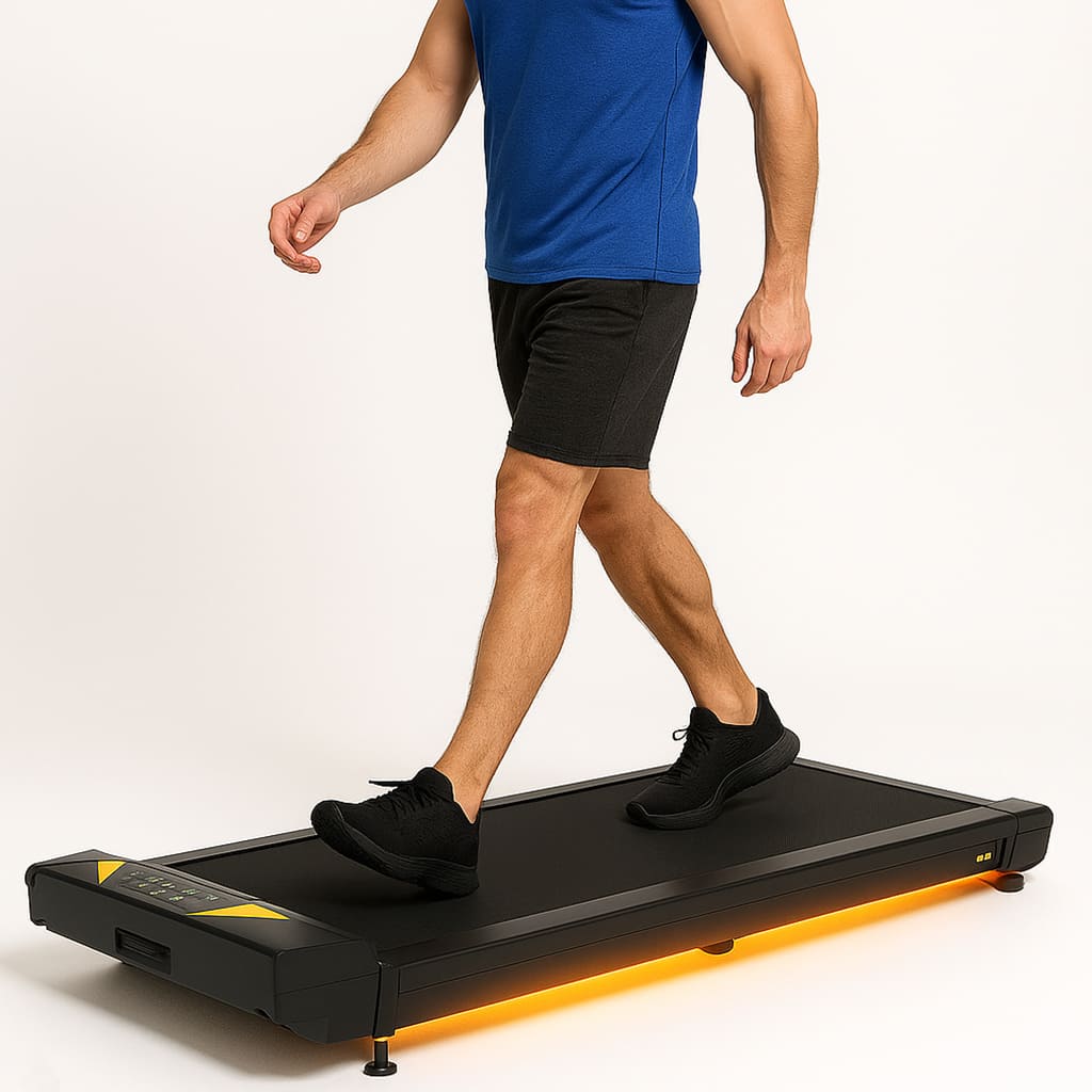 Medivita GehAktiv – Mann nutzt das ultraflache Walking Pad für gelenkschonendes Gehen im Alltag.