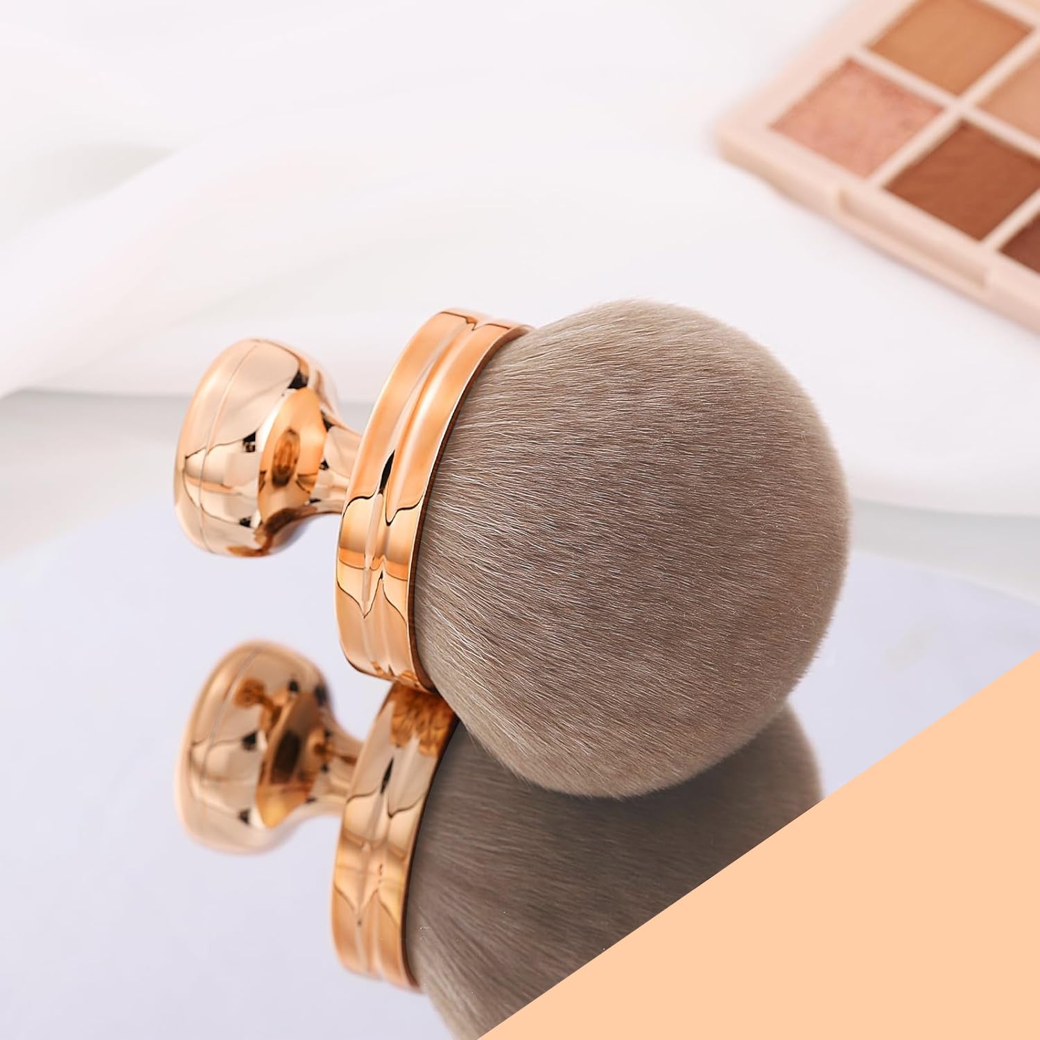 Medivita Make-up Pinsel – Kabuki Foundation Brush auf einem Spiegel, mit roségoldener Aluminiumhülse und weichen Borsten.