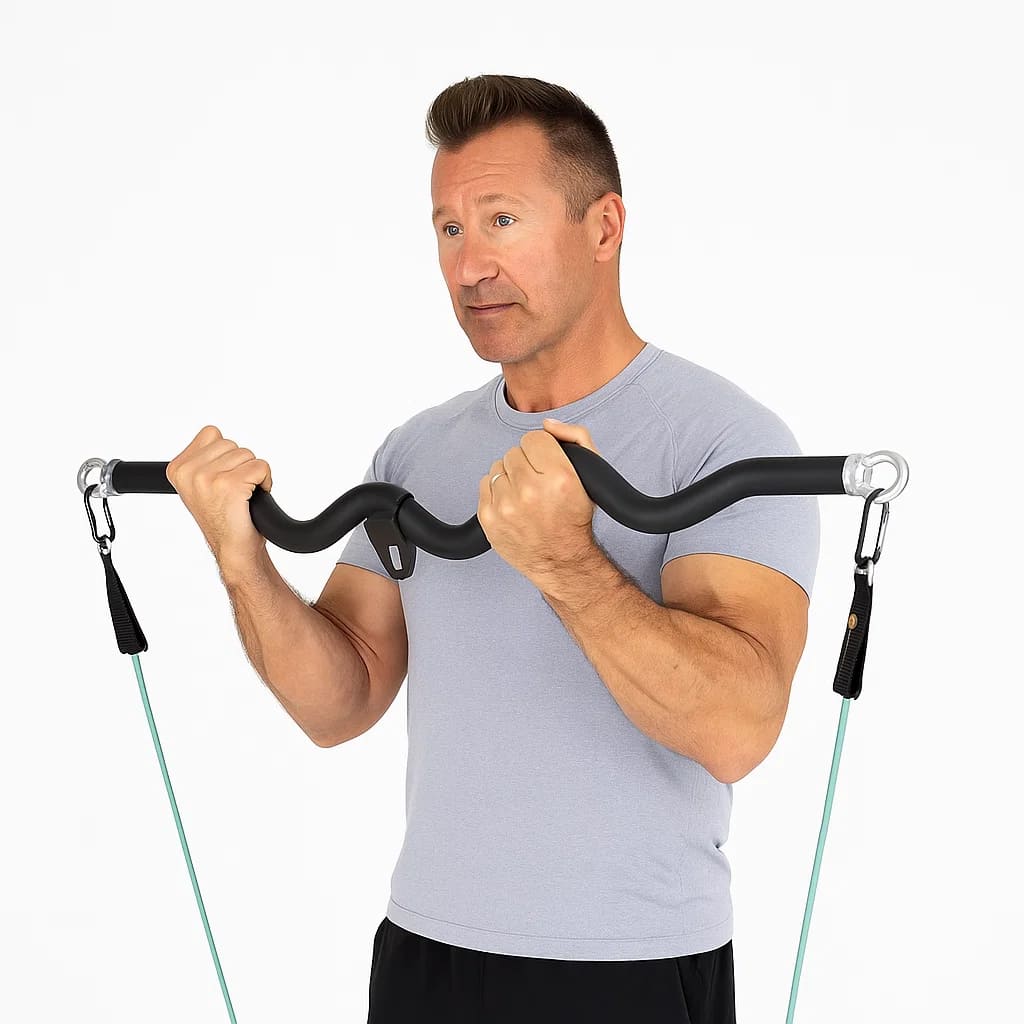 Mann hält Medivita KraftWelle, die ergonomische Kraftstange für effektives Zugtraining.