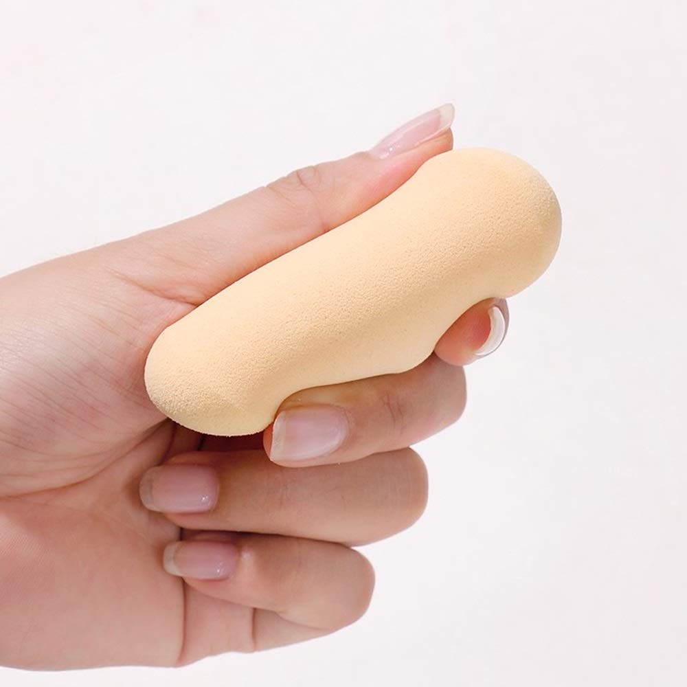 Medivita Make-up Schwamm – Cushion Foundation Puff in Hand, ideal für perfektes Make-up und Touch-ups unterwegs.