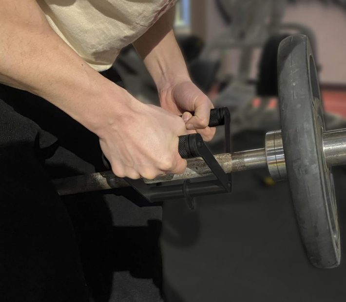 Medivita Rudergriff Pro in use for effective upper body workout on a barbell, showcasing robust design and grip.