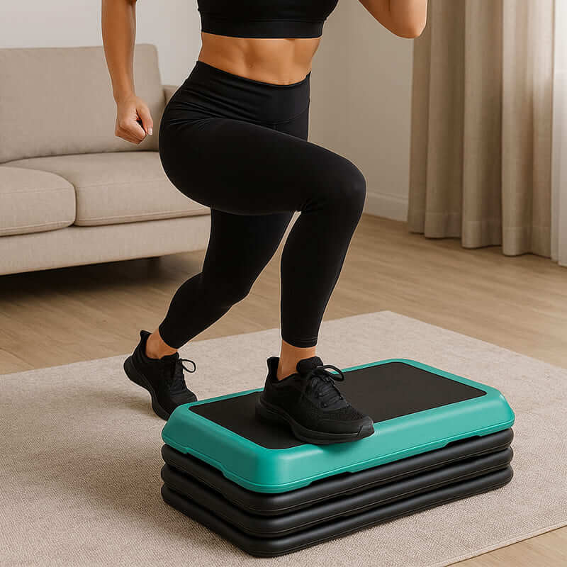 Frau beim Step-Aerobic auf der Medivita CardioStufe für effektives Ganzkörpertraining